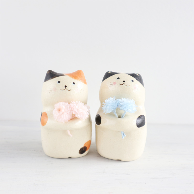 ［まん丸ギャラリー］陶器の猫の置物セット｜ドライフラワー付き（三毛猫＆はちわれ猫）